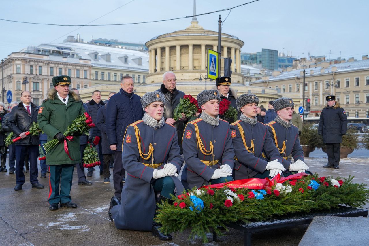 обелиск городу герою ленинграду на площади восстания